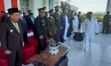 Wakapolres-Kupang-Turut-Hadir-dalam-Upacara-Penurunan-Bendera-Merah-Putih-di-Kabupaten-Kupang
