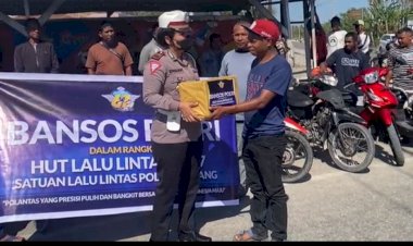 Pasca-Kenaikan-Harga-BBM-dan-Sambut-HUT-ke-67-Lalu-Lintas,-Satlantas-Polres-Kupang-Gelar-Aksos-Bagikan-Sembako