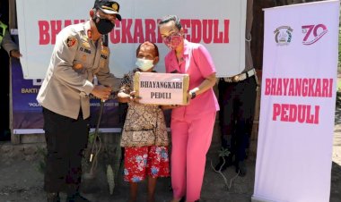 Anjangsana-Kapolres-Kupang-Bawa-Harapan-dan-Senyuman-bagi-Oma-Martha-dan-Oma-Yohana