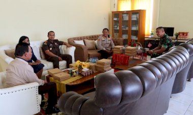 Kapolres-Kupang-Ucapkan-Proficiat-kepada-Ketua-KONI-Kabupaten-Kupang-Drs.-Korinus-Masneno
