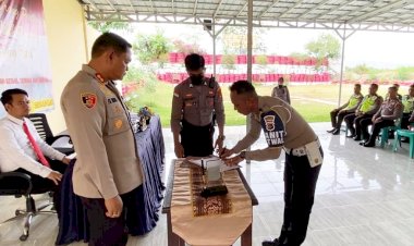 Komitmen-Tingkatkan-Mutu-Pelayanan,-Kapolres-Kupang-Teken-Pakta-Integritas-dengan-Para-Kanit-Pengemban-Fungsi-Pelayanan-di-Polres-Kupang-dan-Jajaran