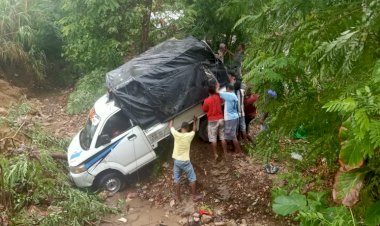 Kapolsek-Sulamu-Berjibaku-Mengevakuasi-Mobil-Warga-Yang-Terperosok-Kedalam-Sungai