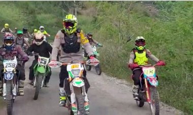 Demi-Menjamin-Keamanan-Jalannnya-Pencoblosan-di-TPS,-Kapolres-Kupang-Lakukan-Patroli-Menggunakan-Sepeda-Motor-Trail