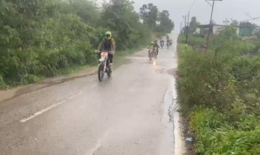 Rela-Menerjang-Hujan-dan-Banjir,-Kapolres-Kupang--Jangkau-TPS-yang-Laksanakan-Pilkades