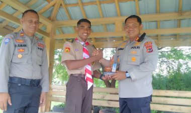 Hendak-Berterimakasih,-Dezran-Bawa-Pataka-Pramuka-Tunas--Kelapa-Bagi-Kapolres-Kupang