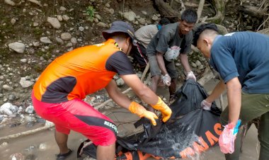 Kapolsek-Takari-Pimpin-Anggota-Dampingi-Basarnas-Kupang-Cari-Korban-Yang-Terseret-Banjir-Sungai-Kleon
