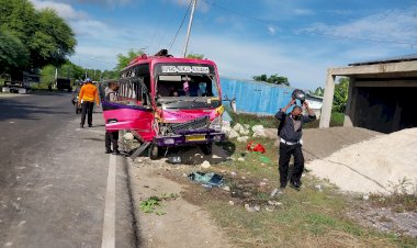 Gerak-Cepat-Personil-Lantas-Polres-Kupang,-Evakuasi-Satu-Unit-Bis-Yang-Terlibat-Kecelakaan