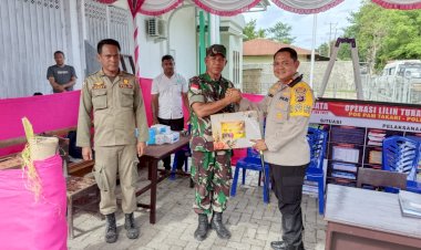Bukti-Peduli-pada-Personil-Yang-Menempati-Pos-Pam,-Kapolres-Kupang-berkeliling-sambil-membagikan-Parcel-Natal