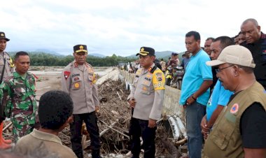 Kapolda-NTT-Pantau-Langsung-Lokasi-Banjir-Bandang-di-Fatuleu-Barat
