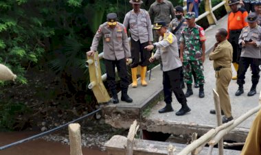 Pantau-Langsung--Jembatan-Nunpisa-Yang-Ambruk,-Kapolda-NTT-Sempatkan-diri-Sambangi-Warga-Desa-Nunkurus