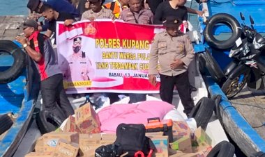 Polres-Kupang--Peduli-Bantu-180-Warga-Pulau-Kera,-Yang-Terdampak-Cuaca--Ekstrem