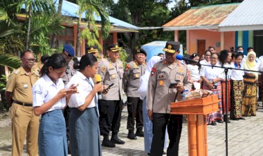 Safari-Kamtibmas-di-SMA-Negeri-1-Kupang-Timur,-Kapolda-NTT-beri-tantangan-untuk-para-siswa-yang-bisa-merangkum-dan-menceritraakan-kembali-dalam-bahasa-Inggris