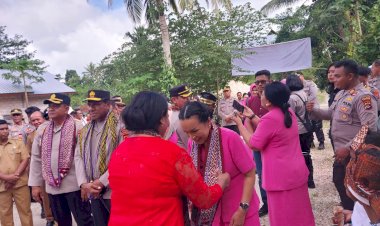 Kunker-Hari-Kedua-Kapolda-NTT,-Sambangi-Rumah-Nono-hingga-Serahkan-Bansos-Untuk-Penderita-Stunting