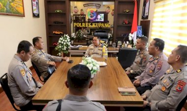 Kapolres-Kupang-Dampingi-Karo-SDM-Polda-NTT-Pantau-Kegiatan-Polisi-Belajar-di-Polres-Kupang