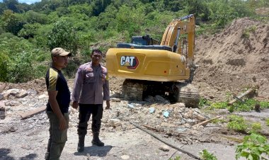 Ruas-Jalan-Timor-Raya-di-Takari-Longsor,-Arus-Lalin-Yang-Hubungkan-Empat-Kabupaten-Lumpuh-Total