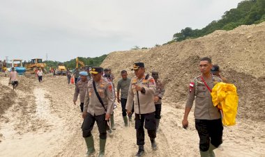 Didampingi-Kapolres-Kupang,-Kapolda-NTT-Pantau-Langsung-Lokasi-Longsor-di-Takari