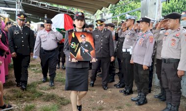 Larut-Dalam-Duka,-Ratusan-Personil-Polres-Kupang-Beri-Penghormatan-Terakhir-kepada-Jenazah-Almarhum-Ipda-Mansur-Saleh