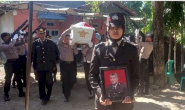 Wakapolres-Kupang-Pimpin-Upacara-Pemakaman-Almarhum-Iptu-Djemi-Soleman-Dominggus-Bunda