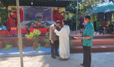 Hadiri-Syukuran-Ulang-Tahun-ke-56-Paroki-St.-Maria-Bunda-Orang-Miskin,-Kapolres-Kupang-dikalungi-Selendang-Timor-oleh-Pastor-Paroki