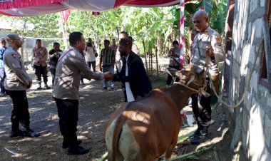 Kapolres-Kupang-Ikuti-Zoom-Meeting-dengan-Kapolri-dan-Serahkan-Hewan-Kurban-di-Mushola-Al-Furqan