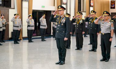 Kapolri-Sematkan-Tanda-Kehormatan-Bintang-Bhayangkara-Pratama-ke-22-Pati-Polri