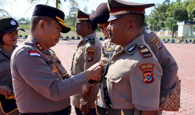 Pimpin-Upacara-Serah-Terima-Jabatan-Kapolsek-Amarasi-Timur,-Kapolres-Kupang-:-Jauhi-Perbuatan-Yang-Melanggar-Hukum,--Patuhi-Norma-Yang-Berlaku