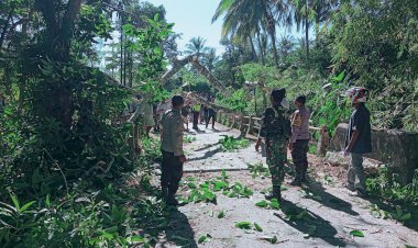 Aksi-Terpuji-Babinsa-dan-Bhabinkamtibmas-Urai-Kemacetan-di-Jalan-H.R-Koroh