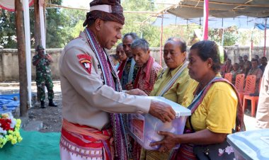Peduli-Pada-Masyarakat-diwilayah-Perbatasan-Negara-Kapolda-NTT-Rela-Jauh-Jauh-Datang-Ke-Amfoang-Timur