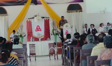 Beribadah-Bersama-Jemaat-Narwatsu-Noelbaki,-Personil-Satbinmas-Polres-Kupang--Menggelar-Minggu-Kasih--Dengan-Sesama