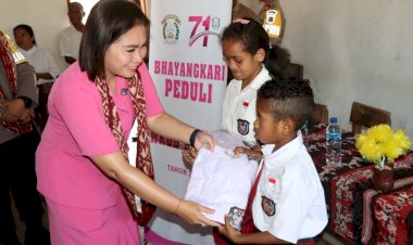 Datangi-Tiga-Sekolah-di-Desa-Tesbatan-II,-Bhayangkari-Cabang-Kupang-Serahkan-Bantuan-Bagi-Siswa-Kurang-Mampu