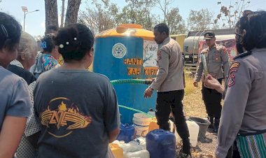 Polres-Kupang-Peduli-Kekeringan,-Hari-Ini-Distribusikan-6000-Liter-Air-Bersih-Bagi-Warga-Desa-Oesena