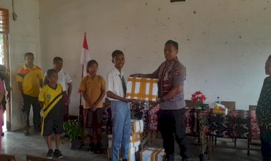 Tiga-Sekolah-di-Amarasi-Kebagian-Berkat-dari-Kapolsek-dan-Ketua-Bhayangkari-Ranting-Amarasi