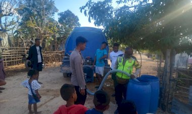 Kapolsek-Kupang-Barat-Bersama-Dua-Anggotanya-Bagi-Bagi-Air-Bersih-Kepada-Warga--Desa-Oenaek