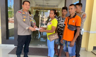 Penuh-Haru,-Kapolres-Kupang-Serahkan-Bantuan-Bagi-Seorang-Pemuda-Yang-Alami-Patah-Kaki