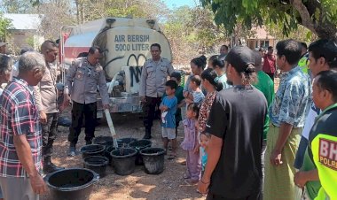 Dalam-Sehari,-Kapolres-Kupang-dan-Jajarannya-Bagikan-Air-Bersih-Di-Tiga-Lokasi-Berbeda