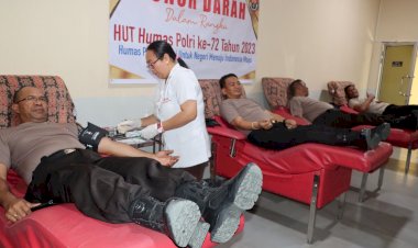 Kapolres-dan-Wakapolres-Kupang,-Pendonor-Darah-Pertama-Giat-Bakkes-Dalam-Rangka-HUT-Humas-Polri-ke-72