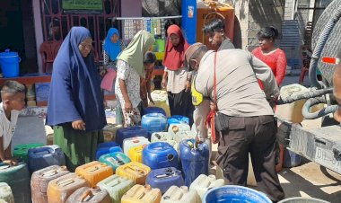 Air-Sumur-Berubah-Rasa-Jadi-Payau,-Warga-Sulamu-Kembali-Dapatkan-Bantuan-Air-Bersih-dari-Polres-Kupang
