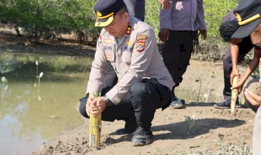 Semarakan-HUT-Humas-Polri,--Kapolres-Kupang-Lakukan-Cara-Unik-Selamatkan-Pantai- Wisata-Sulamanda