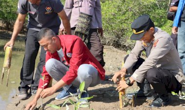 Humas-Polres-Kupang-Gandeng-Mahasiswa-Gelar-Bakti-Lingkungan-Selamatkan-Pantai-Wisata-Sulamanda