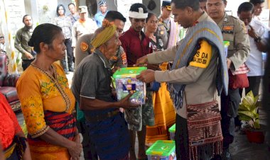 Kapolda-NTT-Bagikan-Ratusan-Sembako-kepada-Masyarakat-Desa-Kadi-Pada-Sumba-Barat-Daya