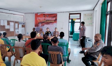 Menyasar-Mahasiswa-KKN--dan-Masyarakat-Kelurahan-Oesao,-Polres-Kupang-Gelar-Jumat-Curhat-di-Kantor-Lurah