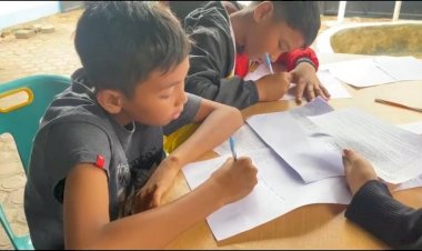 Polda-Sumut-Dirikan-Tenda-Serba-Guna-Bantu-Anak-Anak-Korban-Longsor-Humbahas-Ujian-Semester
