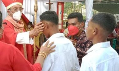 Polsek-Takari-Amankan-Misa-Penerimaan-Sakramen-Krisma-di-Gereja-St.-Antonius-Hueknutu-Takari