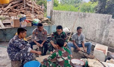 Tim-Trauma-Healing-Ditsamapta-Polda-NTT-Bantu-Korban-Erupsi-Gunung-Lewotobi-Laki-laki-di-Kabupaten-Flotim