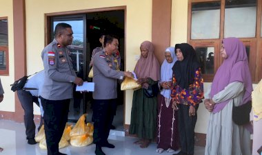 Kapolres-Kupang-Berbagi-Kasih-Dengan-Kaum-Duafa