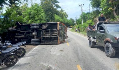 Diduga-Sopir--Mengantuk,-Bus-Am-Keny-Terbalik-18-Penumpang-Terluka
