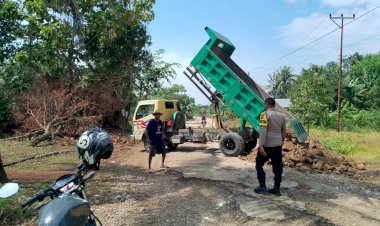Jalan-Oemofa-Silu-Diperbaiki,-Bhabinkamtibmas-Desa-Silu-Bripka-Fila-Saik-Lakukan-Pengaturan-Lalin