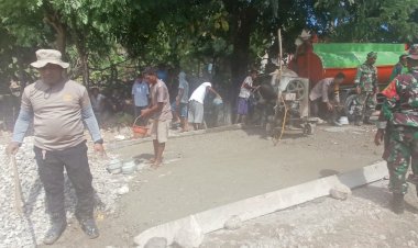 Sinergi-Polsek-Sulamu-Dengan-TNI-dan-Masyarakat--Gotong-Royong-Perbaiki-Jalan-Rusak