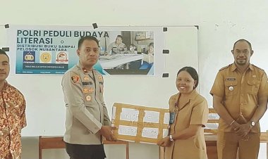 Meriahkan-HUT-Bhayangkara-ke-78,-Kapolsek-Amarasi-Bagikan-Ratusan-Kitab-Suci-dan-Buku-Bacaan-kepada-Siswa-SMAN-3-Amsel