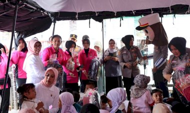 Kunjungi-Tenda-Pengungsian,-Ketum-Bhayangkari-Ikut-Bermain-Bersama-Anak-Anak-Korban-Bencana-Tanah-Datar